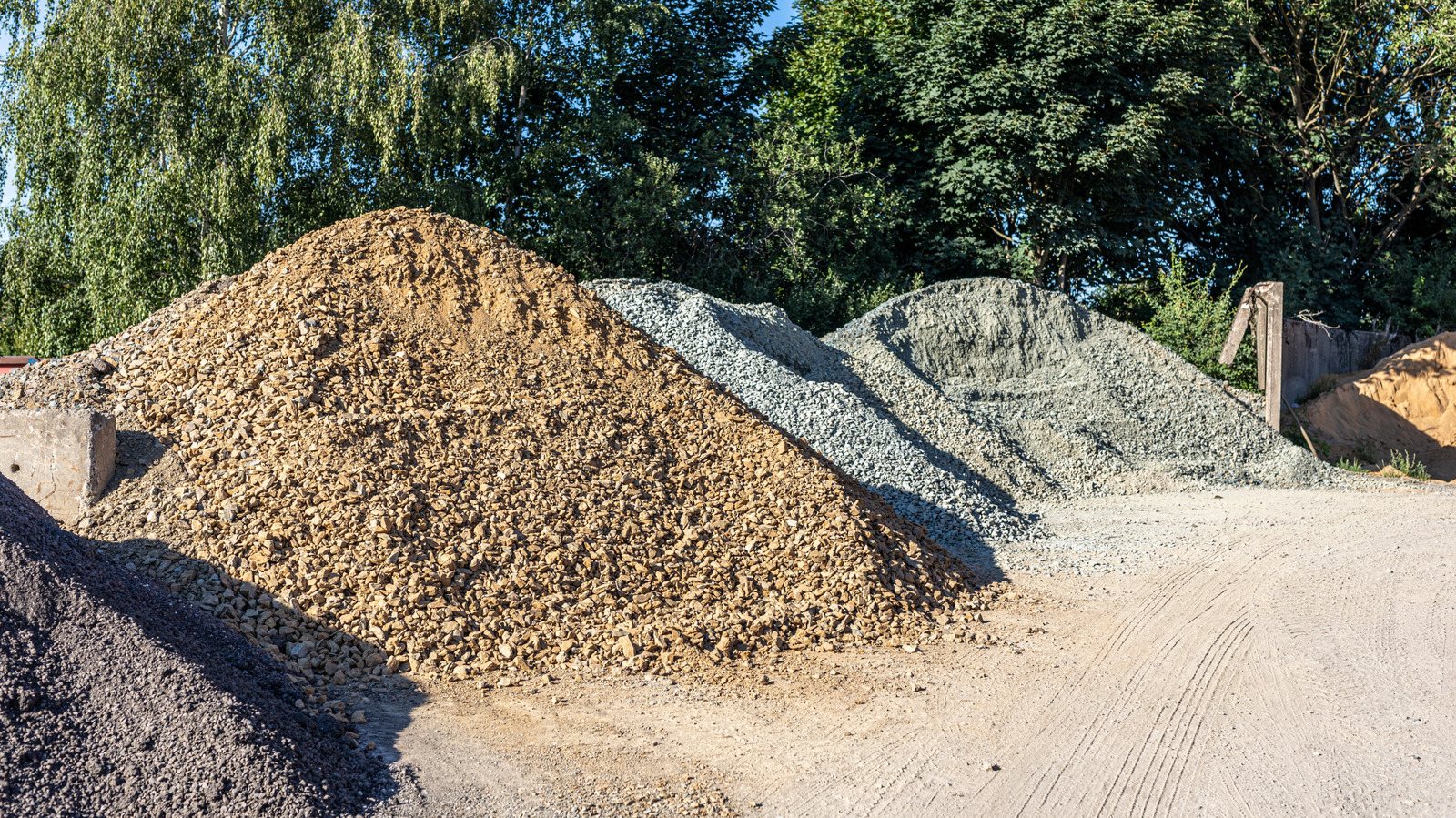 الرمل والحصى والمواد الركامية